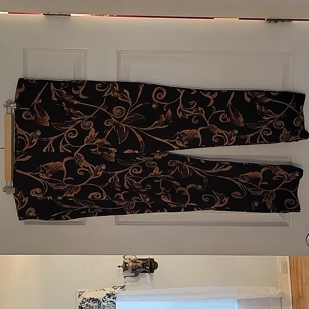 CHICOS stretch pull on ankle pants